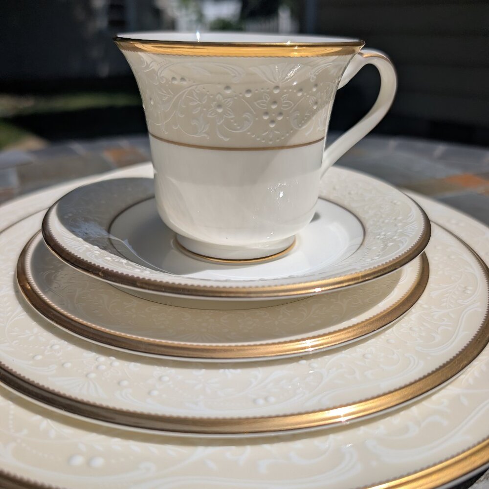 Noritake White Palace - 20 Piece China Set - NEW - Four 5-Piece Place Settings